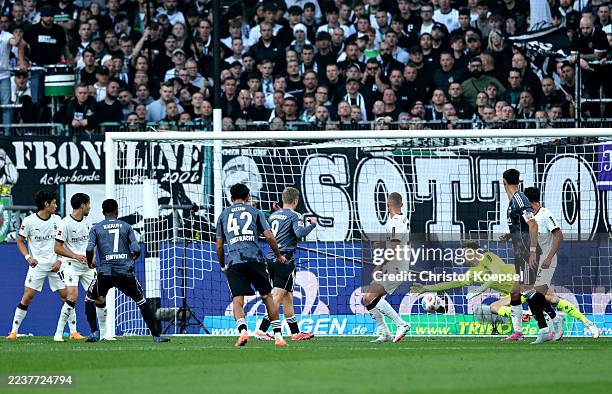 Ansgar Knauff of Eintracht Frankfurt scores his team's second goal during the Bundesliga match between Borussia Mönchengladbach and Eintracht...