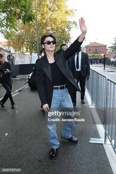 Is seen arriving at the Bottega Veneta Summer 26 fashion show during the Milan Fashion Week Spring/Summer 2026 on September 27, 2025 in Milan, Italy.