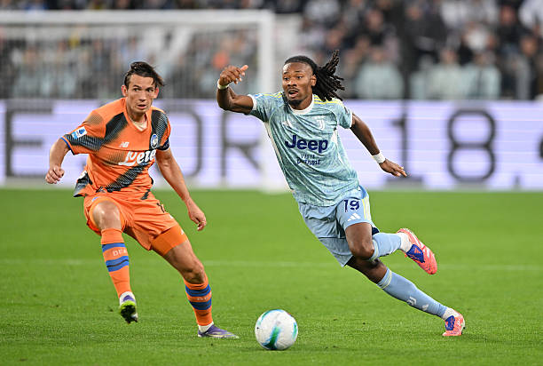 Khephren Thuram of Juventus competes for the ball with Marten De Roon of Atalanta during the Serie A match between Juventus FC and Atalanta BC at...