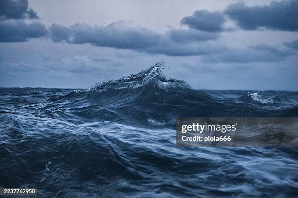 powerful ocean wave in the north atlantic sea - atmosferische lucht stockfoto's en -beelden