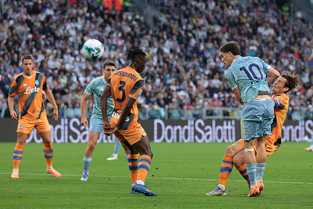 Marten De Roon of Atalanta challenges Kenan Yildiz of Juventus as Odilon Kossounou of Atalanta looks on during the Serie A match between Juventus FC...