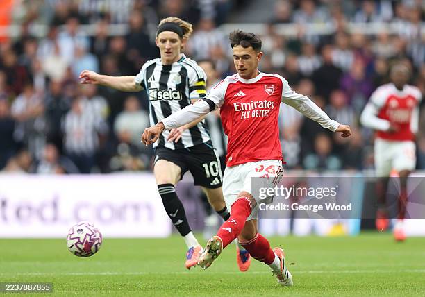 Martin Zubimendi of Arsenal passes ahead of Anthony Gordon of Newcastle United during the Premier League match between Newcastle United and Arsenal...