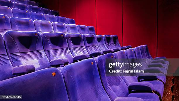 empty seats at movie theater - scary movie theatre photos et images de collection