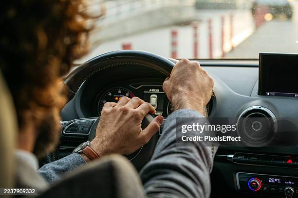 morgendliche rush hour: handbetätigung der hupe im stadtverkehr - autohupe stock-fotos und bilder