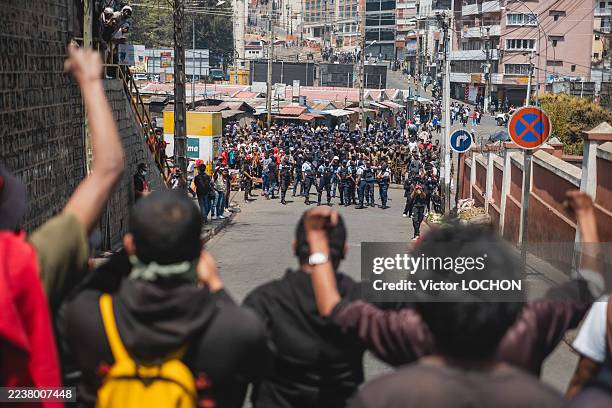 Des manifestants affrontent les forces de l'ordre dans le quartier d'Ambohijatovo au centre de la ville basse, pour dénoncer les coupures d'eau...