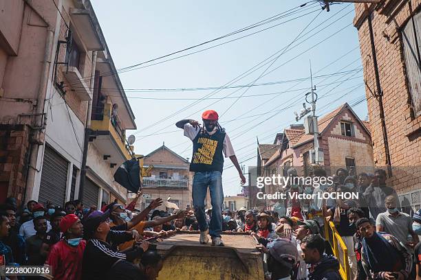 Des manifestants affrontent les forces de l'ordre dans le quartier d'Ambohijatovo au centre de la ville basse, pour dénoncer les coupures d'eau...
