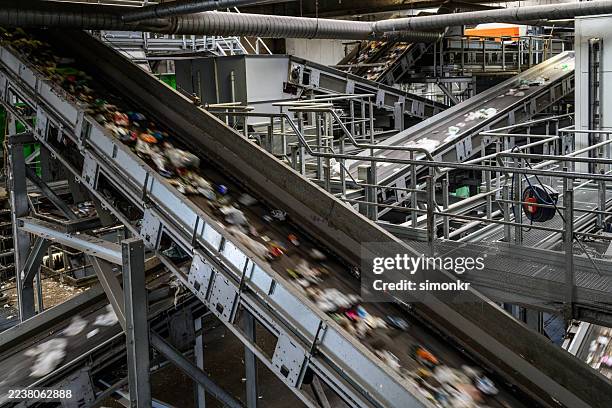 industrial waste sorting in advanced recycling facility - circulaire economie stockfoto's en -beelden