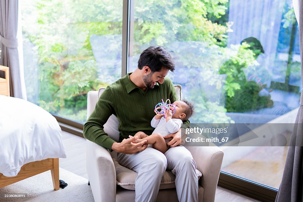Le lien entre le père et le bébé après le changement de couche