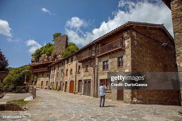 vacation in rupit, spain - cidade pequena imagens e fotografias de stock