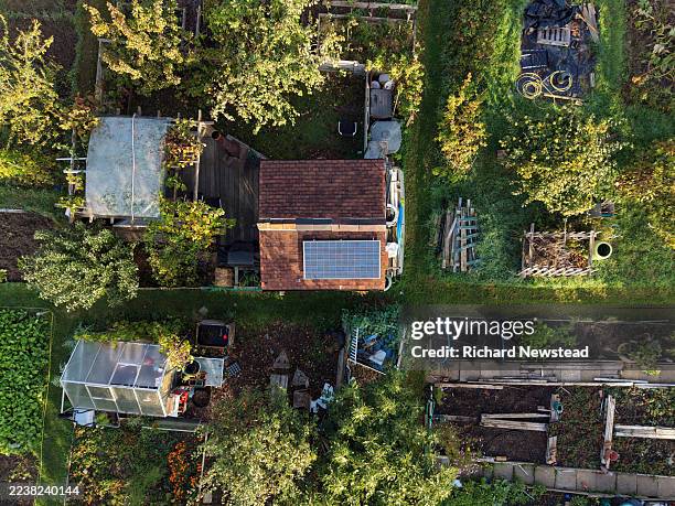 solar powered allotment shed - gemeinschaftsgarten stock-fotos und bilder