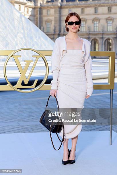 Emma Stone attends the Louis Vuitton Womenswear Spring/Summer 2026 show as part of Paris Fashion Week on September 30, 2025 in Paris, France.