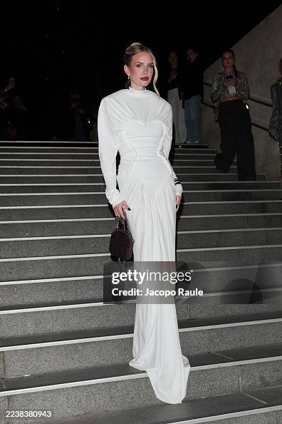 Stella McCartney: Outside Arrivals - Paris Fashion Week - Womenswear Spring/Summer 2026 Stella McCartney: Outside Arrivals - Paris Fashion Week - Womenswear Spring/Summer 2026