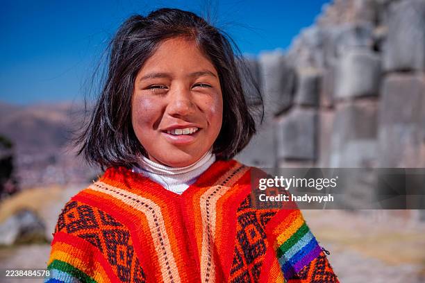 fille péruvienne utilisant des vêtements nationaux posant près de cuzco - poncho photos et images de collection