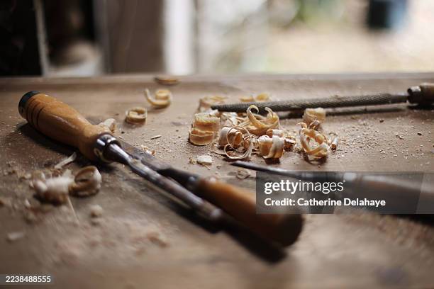 close-up of carpenter's tools on a wooden workbench - menuiserie photos et images de collection