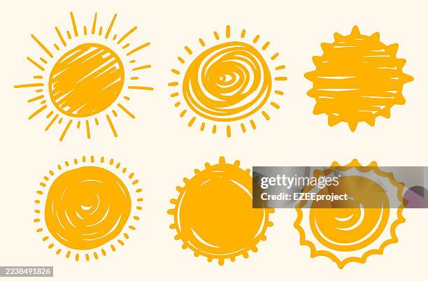 set von handgezeichneten sun doodle illustration. grobe skizze karikatur sonne zeichnung. sonne kinder zeichenstil - malkreide zeichnung stock-grafiken, -clipart, -cartoons und -symbole