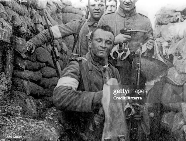 German WWI raiders with white armbands for recognition during hand-to-hand combat in trench warfare, armed with pistols during World War One,...