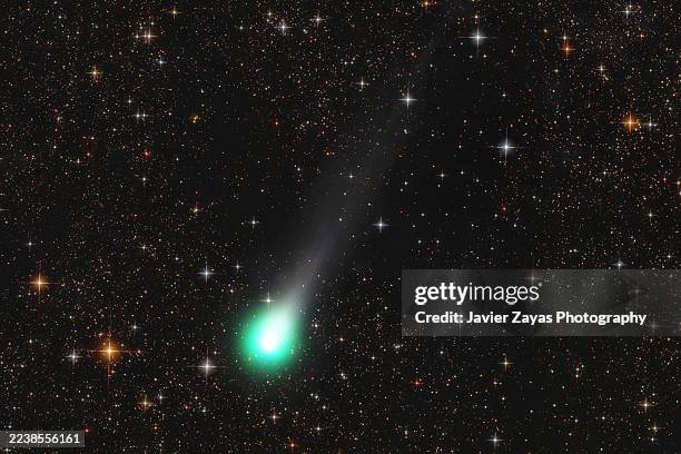 comet c/2025 a6 (lemmon) traveling through star field - asteroidengürtel stock-fotos und bilder
