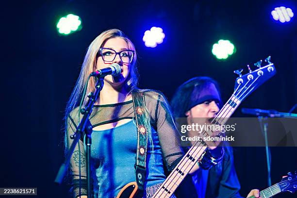 konzertfoto einer live-rockband im konzert - boygroup stock-fotos und bilder