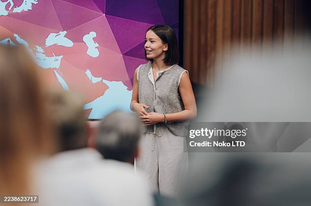 donna che parla alla conferenza aziendale sul mercato globale - planisfero politico foto e immagini stock