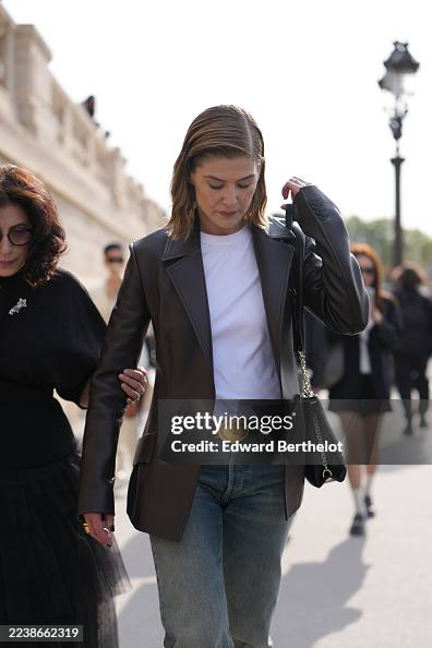 Spring Parted Rosamund Pike wears a side-parted medium-length light brown... News ...