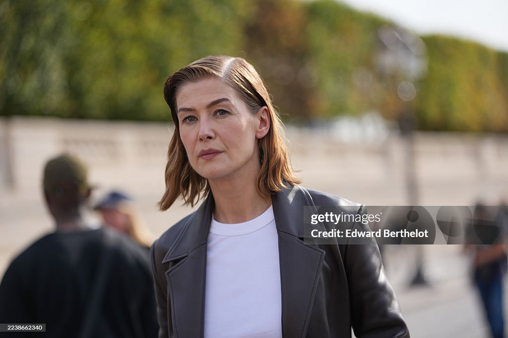 Spring Parted Rosamund Pike wears a side-parted medium-length light brown... News ...