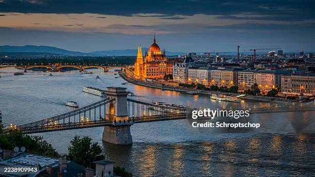 bâtiment du parlement hongrois et pont des chaînes au crépuscule à budapest, hongrie - budapest photos et images de collection