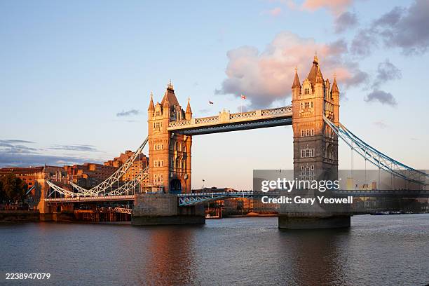 london tower bridge at sunset - tower bridge imagens e fotografias de stock