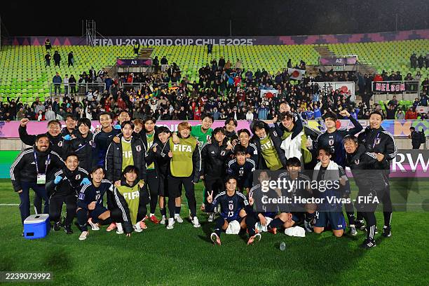Players from Japan pose for a photo after qualifying for the next round during the FIFA U-20 World Cup Chile 2025 Group A match between New Zealand...