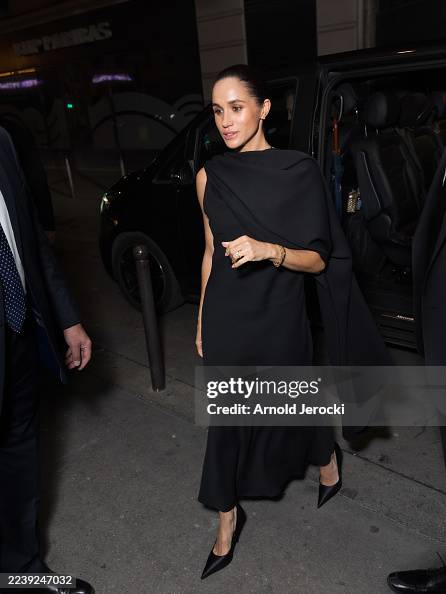 Balenciaga: Outside Arrivals - Paris Fashion Week - Womenswear Spring/Summer 2026 Balenciaga: Outside Arrivals - Paris Fashion Week - Womenswear Spring/Summer 2026