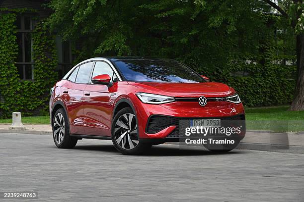 auto elettrica volkswagen id.5 su una strada - tre quarti anteriore foto e immagini stock