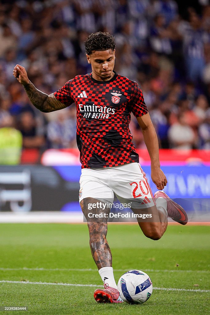 Benfica Rchard Rios Richard Ríos of Benfica Lissabon doing the warm-up during the... News ...