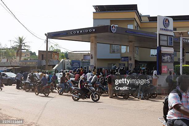 Vehicles queue up to get petrol at a service station in Bamako, on October 7, 2025. Since September the Group for the Support of Islam and Muslims ,...