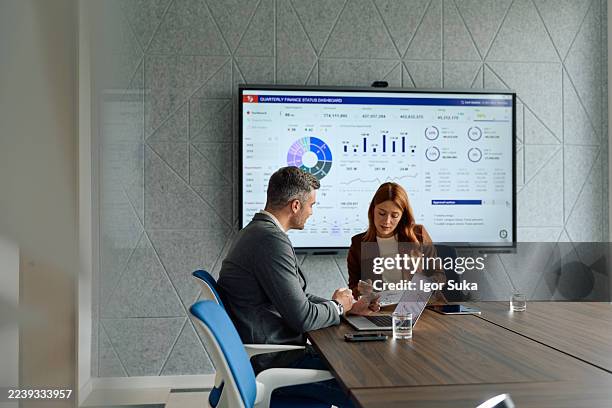 gente de negocios discutiendo datos financieros en la sala de reuniones - panel de indicadores medios visuales fotografías e imágenes de stock