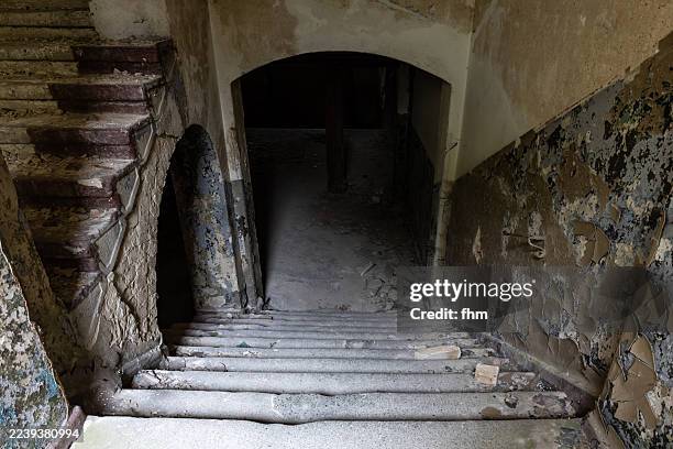 staircase to the dark spooky basement in an abandoned building - untergeschoß stock-fotos und bilder