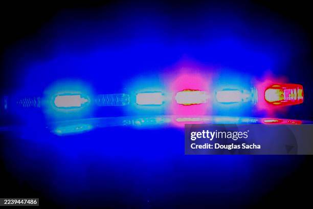 cop car in pursuit on a night time scene - luz-de-vehículo-de-policía fotografías e imágenes de stock