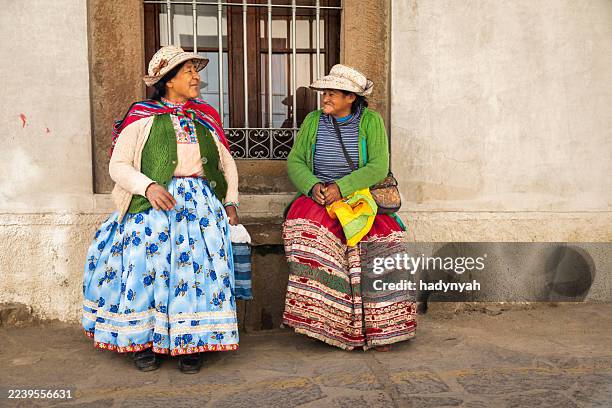 dos mujeres peruanas de la tercera edad con vestimenta nacional, chivay, perú - los andes fotografías e imágenes de stock