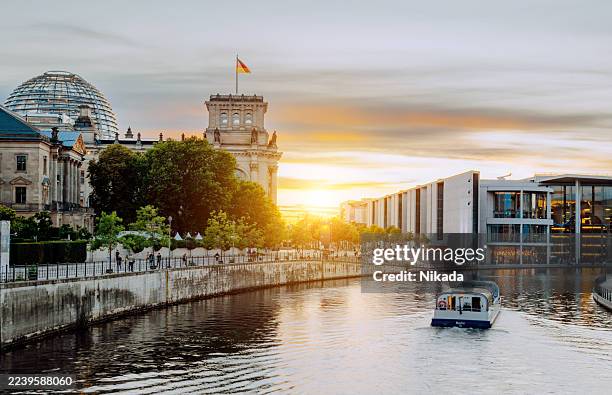 sonnenuntergang über der berliner spree mit parlamentsgebäude und moderner architektur am wasser - warmes licht stock-fotos und bilder