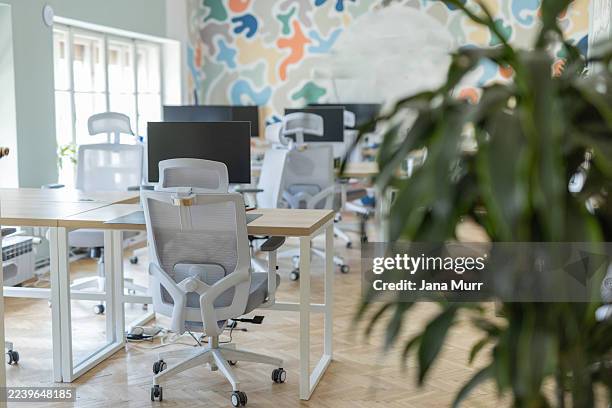 moderne büroumgebung mit leeren arbeitsplätzen - kleines büro stock-fotos und bilder