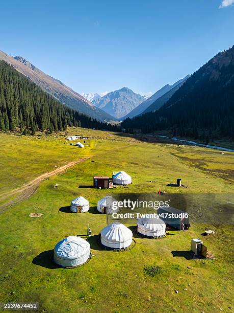 yurts in altyn arashan gorge, issyk-kul region, kyrgyzstan - montañas de tien shan fotografías e imágenes de stock