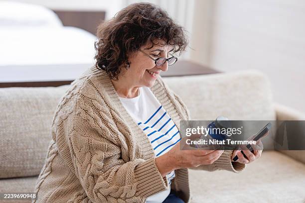mobile drug management apps enhance medication adherence and reduce hospital readmissions among elderly patients by providing timely dosage reminders, leading to improved health outcomes. - myasthenia gravis stock pictures, royalty-free photos & images