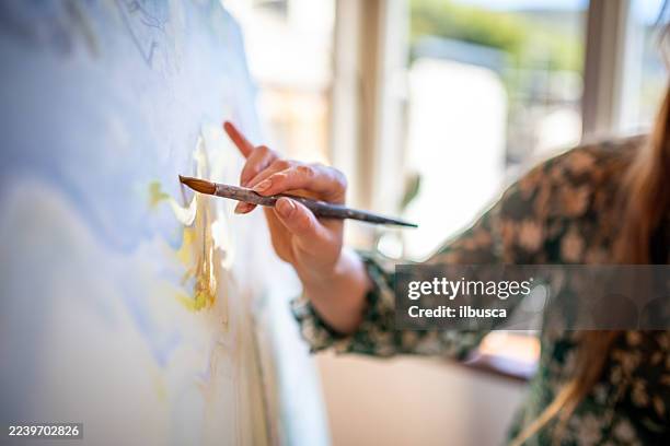 pintora artista joven en su estudio casero: pintar lienzo - pintura de bellas artes fotografías e imágenes de stock