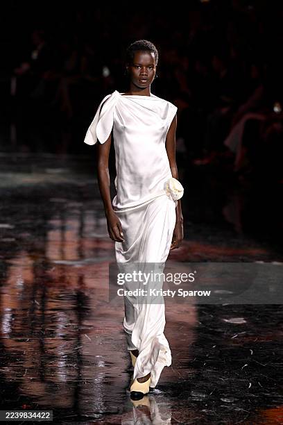 Model walks the runway during the Chanel Womenswear Spring/Summer 2026 show as part of Paris Fashion Week on October 06, 2025 in Paris, France.