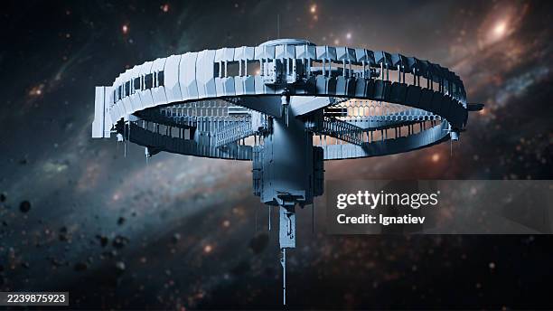une énorme station spatiale circulaire orbite à travers une galaxie remplie d’étoiles et de poussière cosmique. - véhicule spatial photos et images de collection