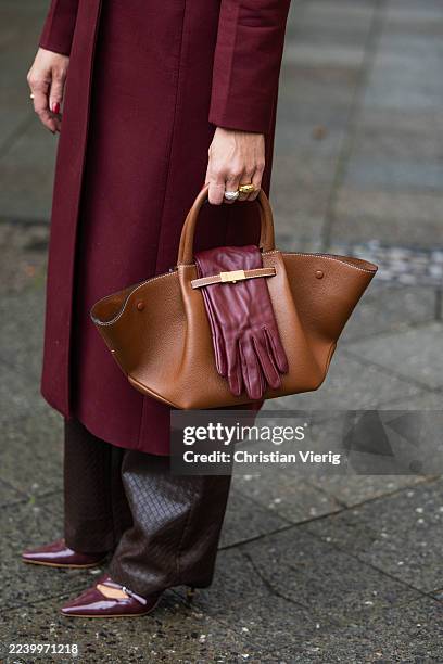 Tina Haase wears burgundy Tailored coat Zara, leather gloves, burgundy leather gloves, brown leather pants MbyM, Demellier Brown Office bag, Burgundy...