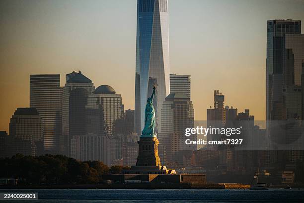 statue of liberty aligned with the freedom tower - stad new york stockfoto's en -beelden