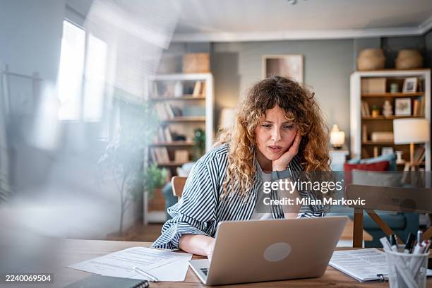 donna che lavora da casa sentendosi stressata dalle scadenze - cercare foto e immagini stock