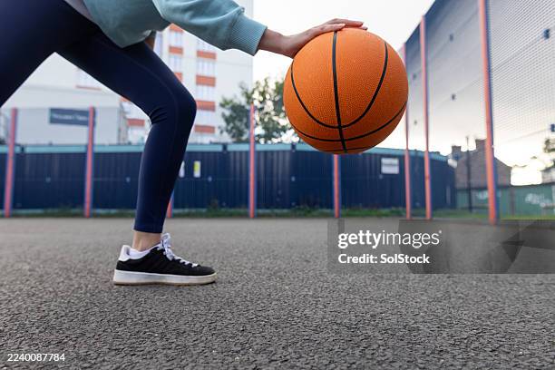 dribbling a basketball - el trabajo en equipo hace que el sueño funcione fotografías e imágenes de stock