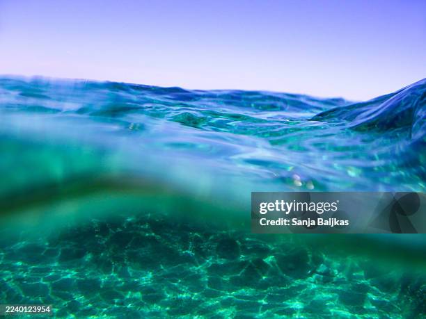 underwater waves - escena de tranquilidad fotografías e imágenes de stock