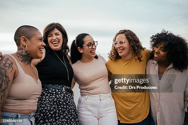 amigas socializando entre sí - sólo mujeres fotografías e imágenes de stock