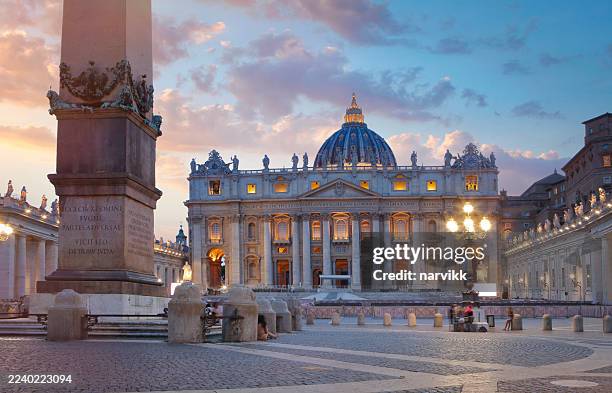 place saint-pierre au crépuscule - vatican photos et images de collection